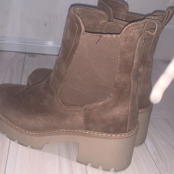 DV Dolce Vita Tan Chelsea Boots (size 9.5) - Picture 3 of 5